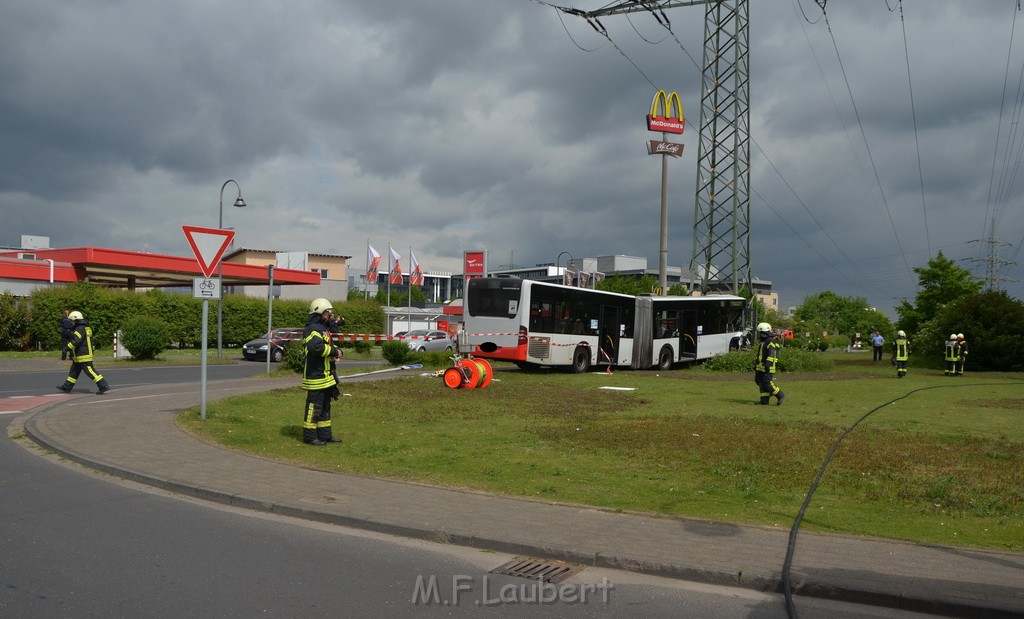 Schwerer Bus Unfall Koeln Porz Gremberghoven Neuenhofstr P040.JPG - Miklos Laubert